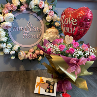 Pink trio I LOVE YOU - Beautiful presented Pink Rose bouquet, I love you helium balloon and delicious chocolates.