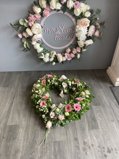 Pink Bespoke Open Heart - Pink Textured Open bespoke designed Heart.
Standard- 18"
Medium-21"
Large-23"