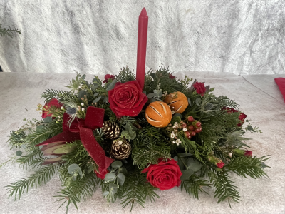 Luxury Christmas - Luxury arrangement for the Christmas table. With Cinnamon, oranges and beautiful scented red roses.
Medium- 1.5 ft Standard- 2ft Large-2.5ft